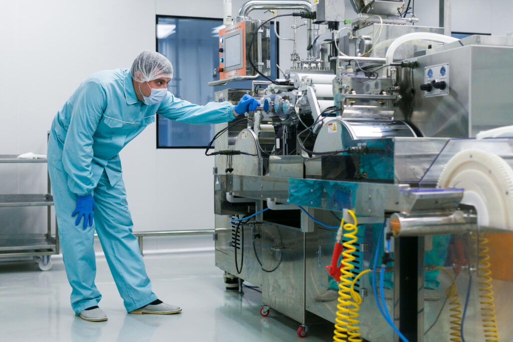 operario máquina de aire comprimido en una fábrica de comida